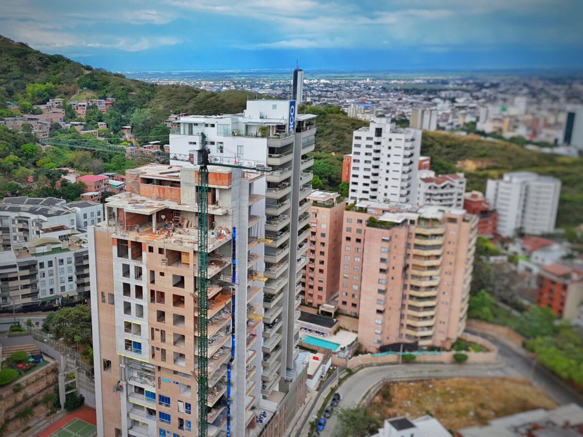 Alquiler de grúa en Saint Patrick Towers durante la construcción en altura en Cali