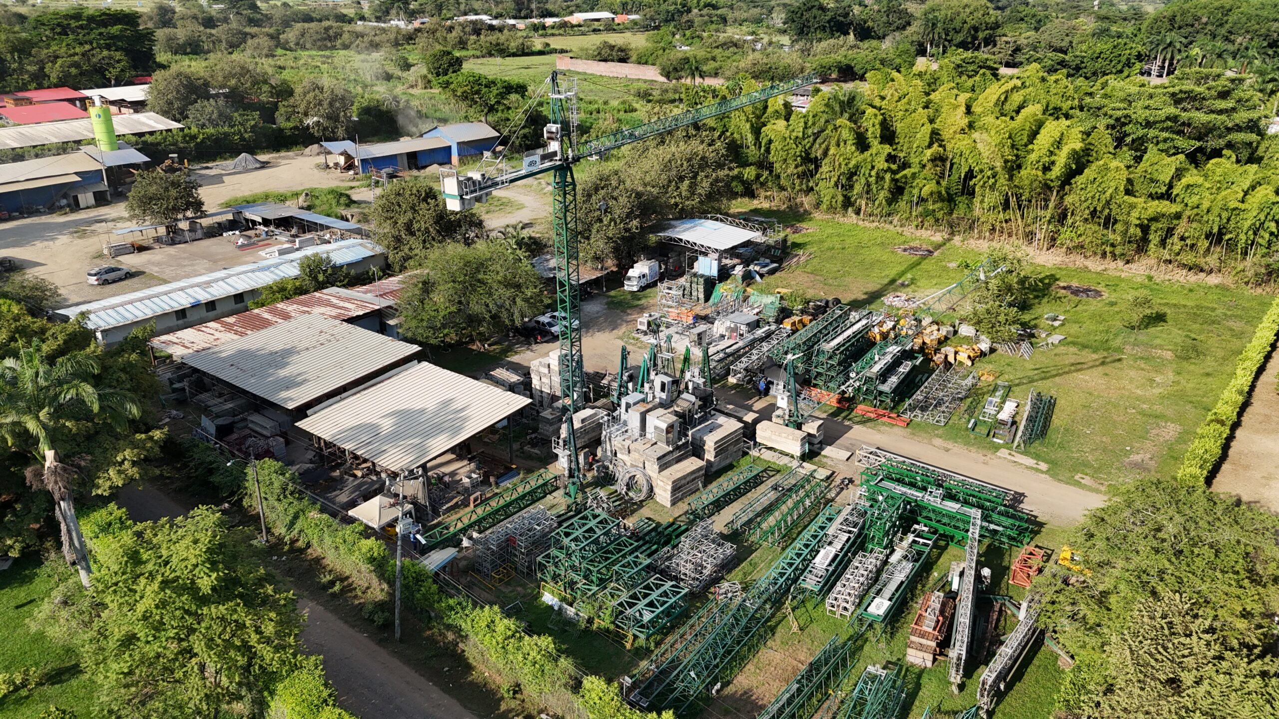 Planta principal de C&C Equipos en Jamundí, alquiler de grúas torre y equipos para construcción en Colombia
